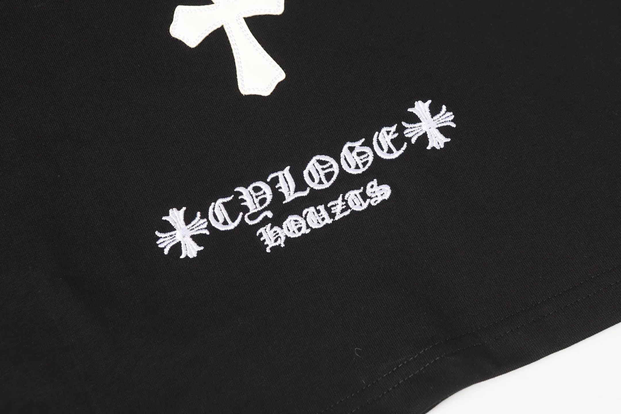 P170 Chrome Hearts CH Chrome Hearts leather cross short-sleeved T-shirt Uses direct injection imported machine printing Hardware and accessories are all milled and customized Correctly configured Black 2025 Chrome Hearts authentic packaging 280 grams of custom-dyed double-yarn cotton Large version Loose and stylish Different from lower versions The slim and long version The upper body pulls the hips 100% commitment: top quality Do not make fast food The highest version on the market Top quality - different from the ordinary versions in the market If you care about quality You must also respect the price. Absolutely zero after-sales service. The return rate so far is 0. It’s hard not to love the style. - 280g double yarn cotton custom-dyed fabric. - Correct high-density main mark. Washed tag. Hand-sewn.